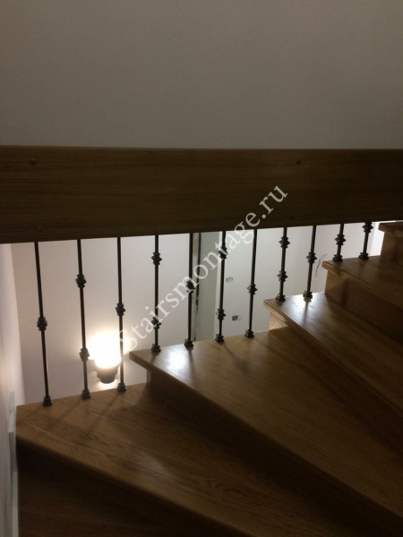 П-образная лестница, поворот на 180 градусов, с площадкой и четырьмя поворотными ступенями № 187