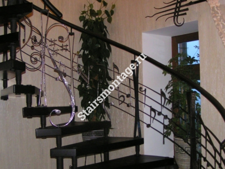 Лестница на металлических больцах с оригинальным кованым ограждением и гнутым поручнем № 214