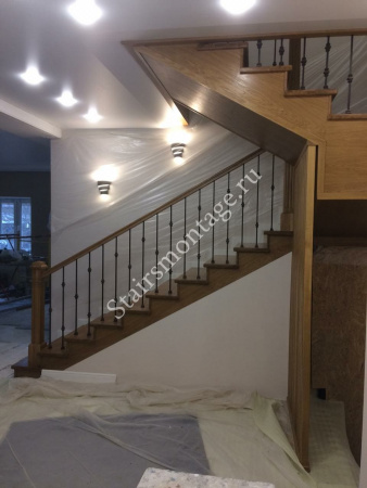 П-образная лестница, поворот на 180 градусов, с площадкой и четырьмя поворотными ступенями № 187