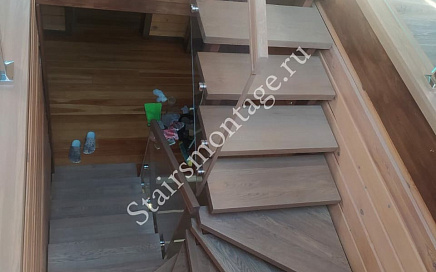 Отделка металлической лестницы с ограждением из стекла в деревне Сонино