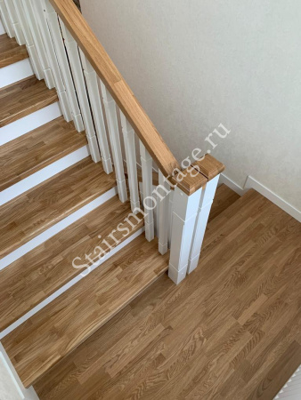 П-образная лестница на заказ из бетона обшитая дубом № 176