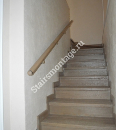 Г-образная лестница на заказ из бетона облицованная дубом № 150 Г-образная лестница на заказ из бетона облицованная дубом № 150