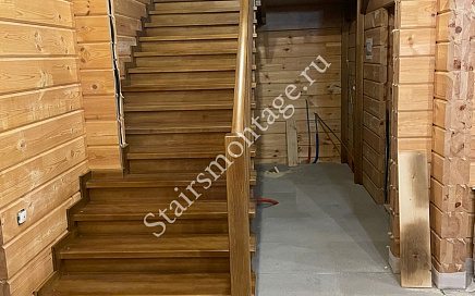 Лестница из сосны в загородном доме в Пушкино