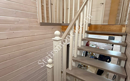 Деревянная лестница  в КП Дольче Вита