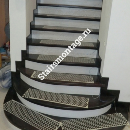 П-образная лестница на заказ из бетона с отделкой дубом № 42