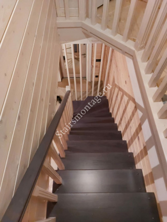 Деревянная лестница с поворотом на 90 градусов № 204 Деревянная лестница с поворотом на 90 градусов № 204