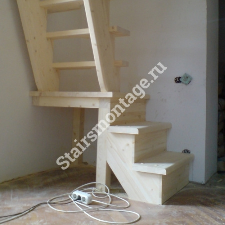 Лестница из сосны на заказ «гусиный шаг» № 49