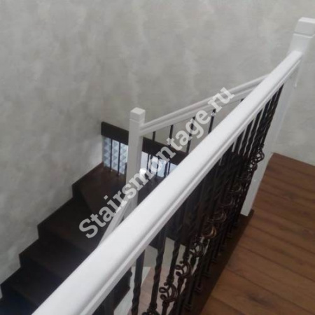 Металлическая лестница отделанная дубом в двухуровневую квартиру №110