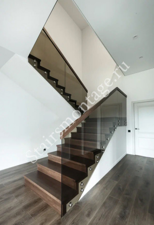 Современная отделка бетонной лестницы со стеклянными ограждениями № 221 Современная отделка бетонной лестницы со стеклянными ограждениями № 221