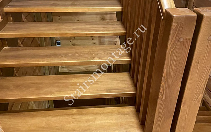 Лестница из сосны в загородном доме в Пушкино