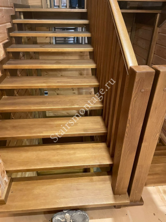 Лестница из сосны с поворотом 180 градусов и площадкой № 209 Лестница из сосны с поворотом 180 градусов и площадкой № 209