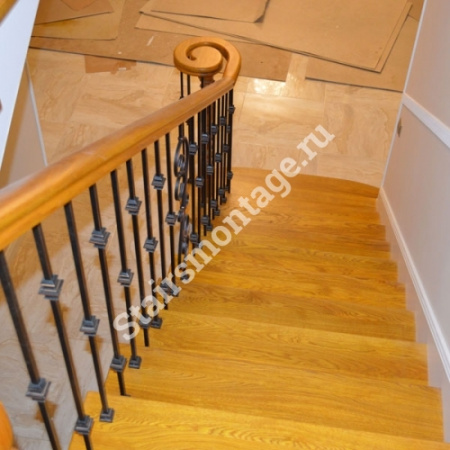 Лестница на металлическом каркасе обшитая дубом на заказ № 164