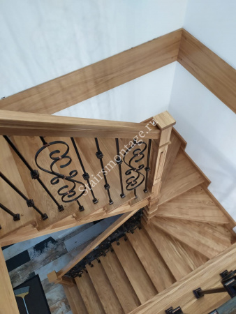 П-образная лестница с поворотом на 180 градусов № 211