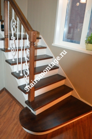 Деревянная лестница с забежными ступенями № 198