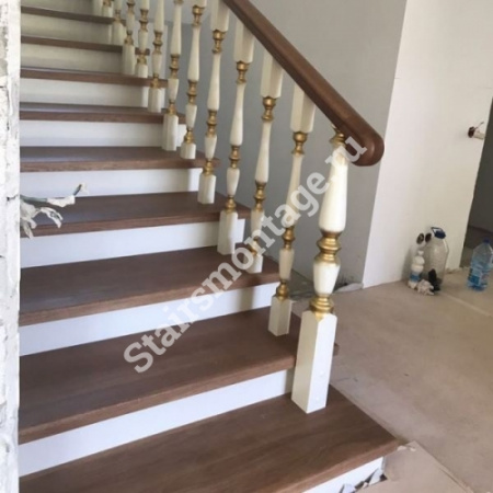 П-образная лестница на заказ из бетона отделанная дубом и сосной № 103