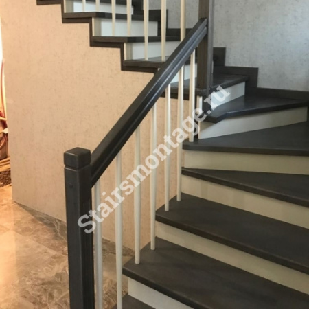 Лестница на заказ из бетона облицованная дубом и сосной Г-образная № 60