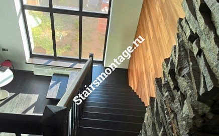 Металлическая лестница со ступенями из сосны