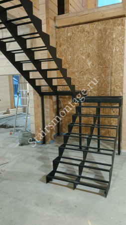 Лестница на металлическом каркасе с отделкой дубом на заказ № 219