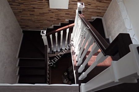 Бетонная лестница с квадратными столбами из дуба и изломами поручней № 181