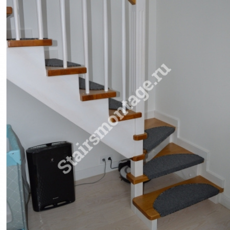 Лестница из сосны на заказ с оригинальным ограждением № 77