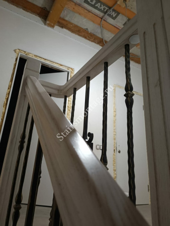 Г-образная лестница с поворотом 90 градусов и двумя поворотными ступенями № 173