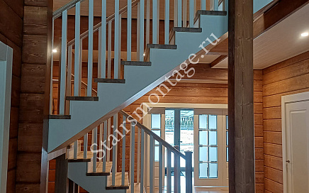 Отделка металлической лестницы в КП Лагуна Парк