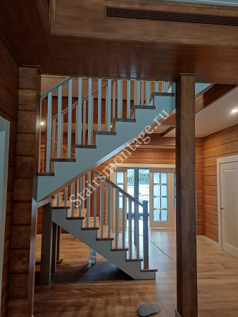 Лестница на металлическом каркасе с отделкой дубом на заказ № 219