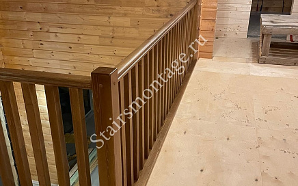 Лестница из сосны в загородном доме в Пушкино