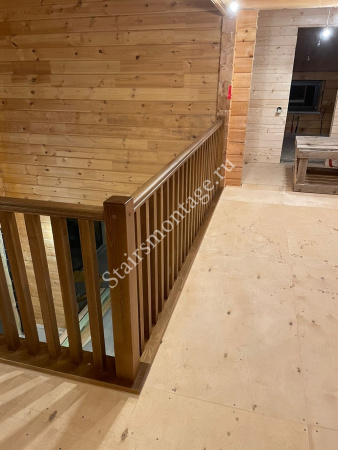 Лестница из сосны с поворотом 180 градусов и площадкой № 209 Лестница из сосны с поворотом 180 градусов и площадкой № 209