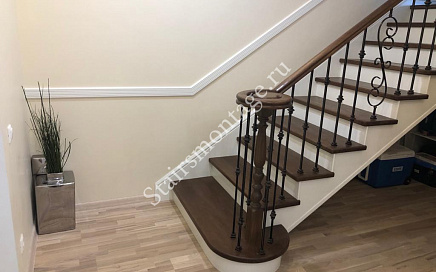 Отделка металлической лестницы в загородном доме в д. Колоколово