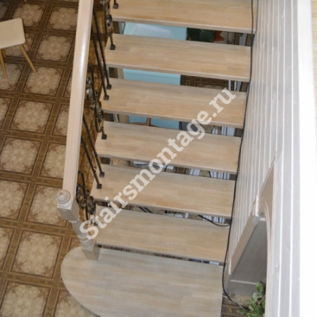Лестница на металлическом каркасе обшитая дубом на заказ № 39