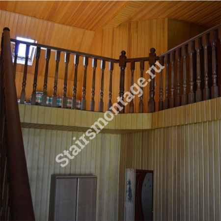 Лестница из сосны на заказ с площадкой № 87