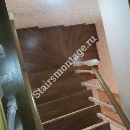Лестница из дуба и сосны на заказ на косоурах № 26