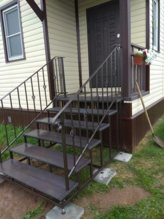 Лестница для улицы № 9 с  перилами