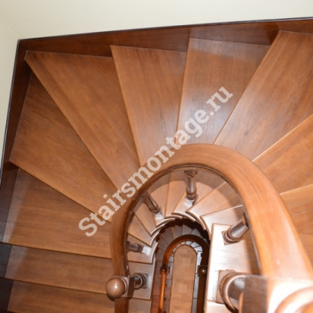 П-образная лестница на заказ из бетона облицованная дубом № 93 П-образная лестница на заказ из бетона облицованная дубом № 93