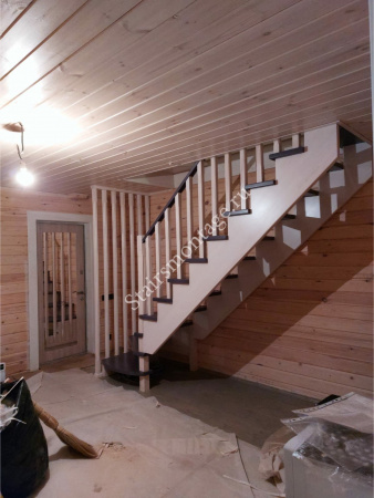 Деревянная лестница с поворотом на 90 градусов № 204 Деревянная лестница с поворотом на 90 градусов № 204