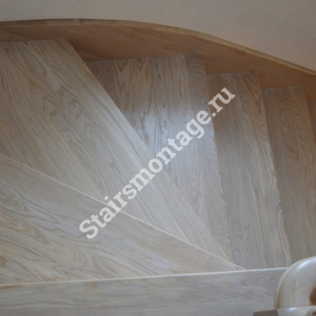 Лестница на заказ из бетона облицованная дубом и сосной № 95