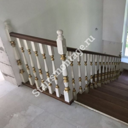 П-образная лестница на заказ из бетона отделанная дубом и сосной № 103