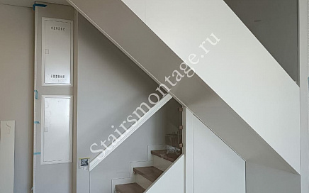 Металлическая лестница в двухуровневой квартире в ЖК Зорге