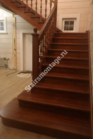 Г-образная лестница с поворотом на 90 градусов № 205