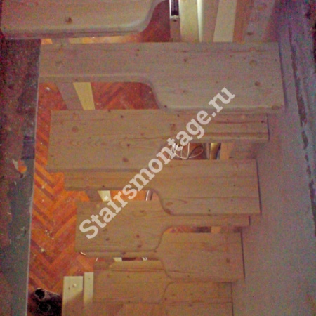 Лестница из сосны на заказ «гусиный шаг» № 49