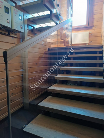 П-образная лестница с площадкой и ограждением из стекла № 175