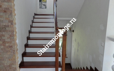 Бетонная лестница со ступенями из лиственницы