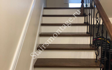 Отделка металлической лестницы в загородном доме в д. Колоколово