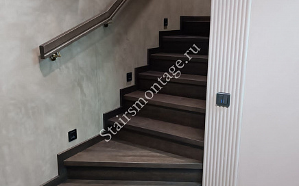 Отделка металлической лестницы с ограждением из стекла в Салтыковке