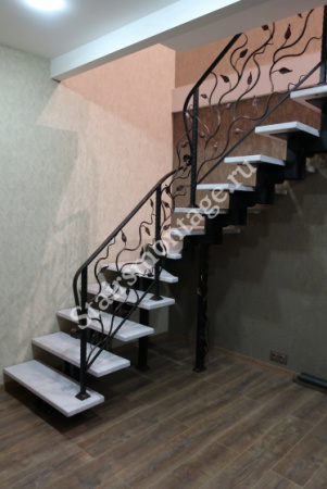 Металлическая лестница с элементами вырезанными лазером № 194