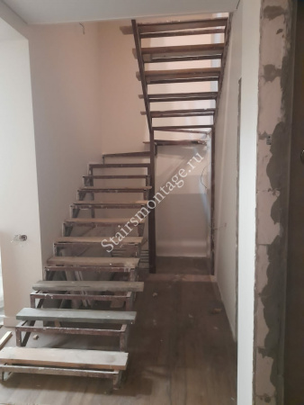 П-образная лестница с поворотом на 180 градусов и шестью поворотными ступенями № 184