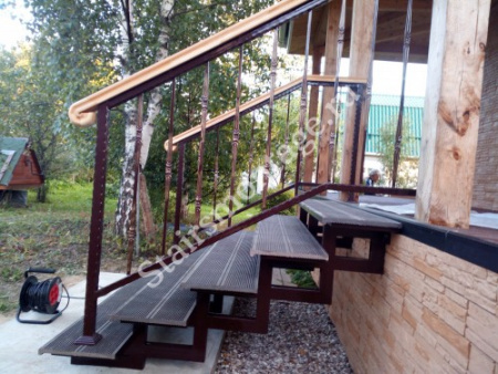 Лестница для крыльца с деревянными ступенями