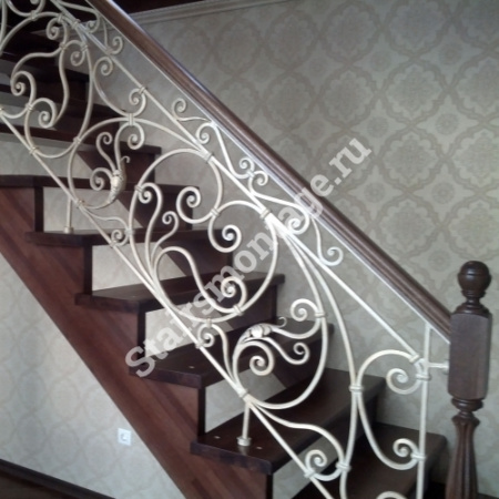 Лестница из ясеня с коваными ограждениями № 38