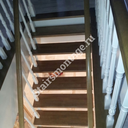 Лестница из дуба и сосны на заказ на косоурах № 26